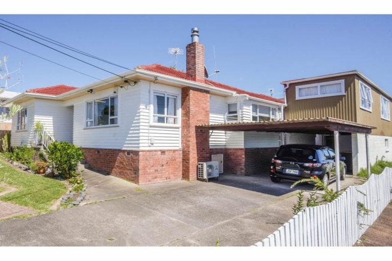 Photo of property in 98 Lynwood Road, New Lynn, Auckland, 0600