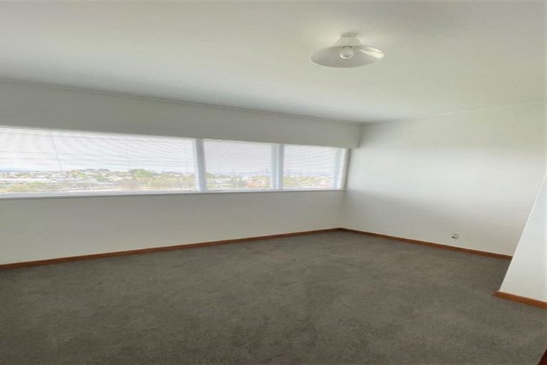 Photo of property in 16 Martin Crescent, Northcote, Auckland, 0627