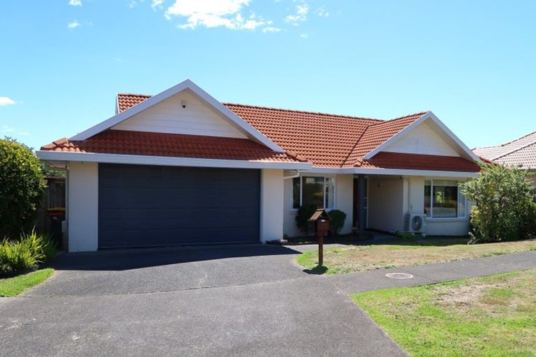 Photo of property in 36 Gillett Place, Botany Downs, Auckland, 2014