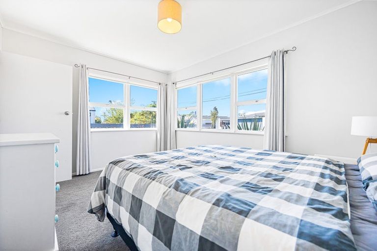 Photo of property in 38 Woodside Road, Massey, Auckland, 0614