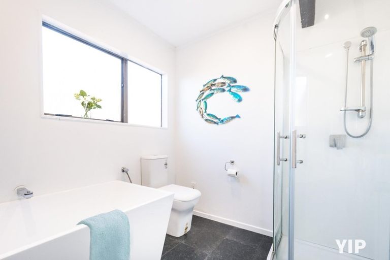 Photo of property in 27a Kingsbridge Place, Newlands, Wellington, 6037