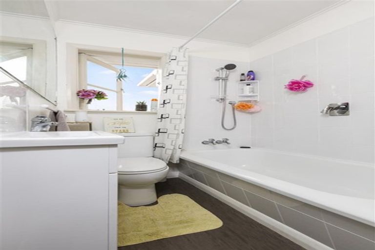 Photo of property in 8 Croydon Road, New Lynn, Auckland, 0600