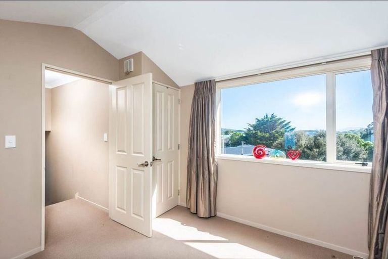 Photo of property in 40c Ruskin Road, Newlands, Wellington, 6037