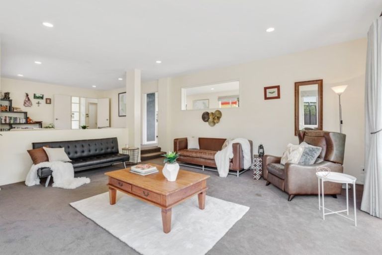 Photo of property in 18 Tyrico Close, Unsworth Heights, Auckland, 0632