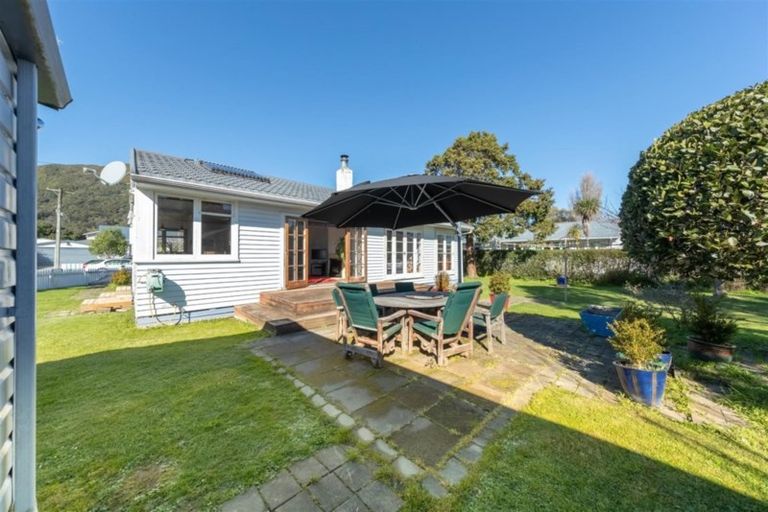 Photo of property in 2 Whakataki Grove, Waiwhetu, Lower Hutt, 5010