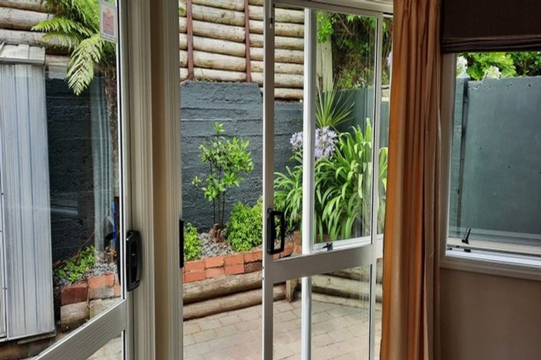 Photo of property in 2 Yale Road, Mount Cook, Wellington, 6021