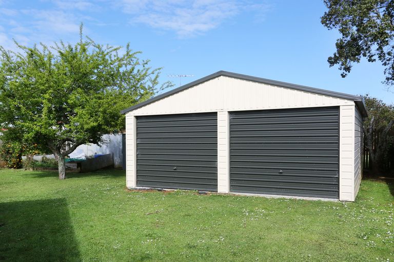 Photo of property in 16 Thorn Road, Tuakau, 2121