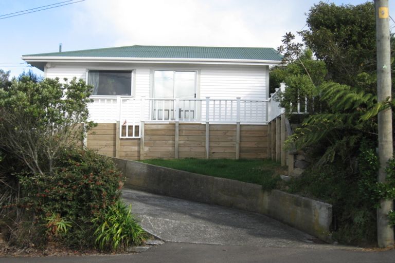 Photo of property in 92 Ruskin Road, Newlands, Wellington, 6037