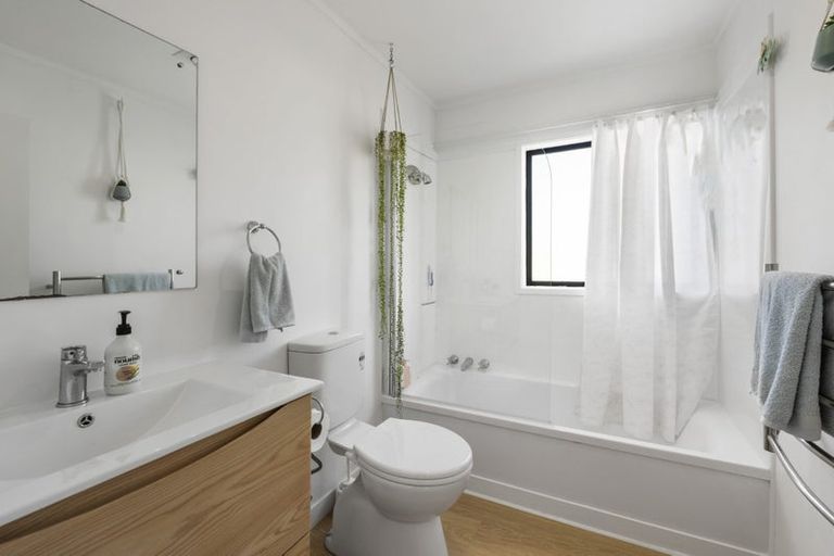 Photo of property in 1/10 Atlantis Place, Totara Vale, Auckland, 0629