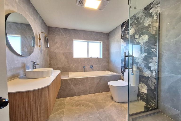 Photo of property in 21 Oakpark Place, West Harbour, Auckland, 0618