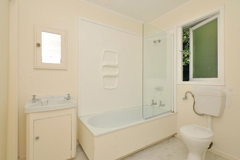 Photo of property in 76b Collier Avenue, Karori, Wellington, 6012