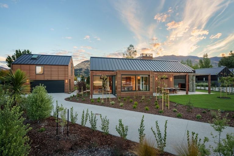 Photo of property in 16 Mccaw Mews, Wanaka, 9305