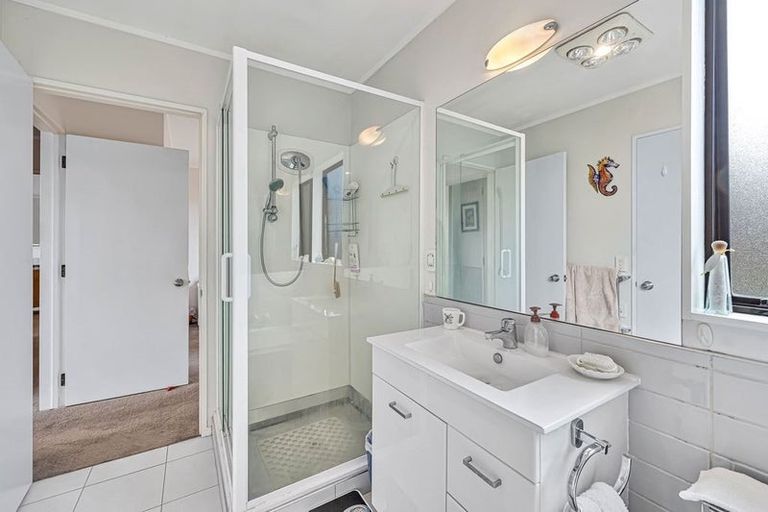 Photo of property in 1/11 Bernleigh Terrace, West Harbour, Auckland, 0618
