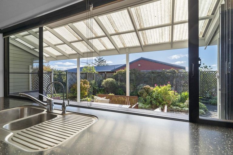 Photo of property in 64 Karina Road, Merrilands, New Plymouth, 4312