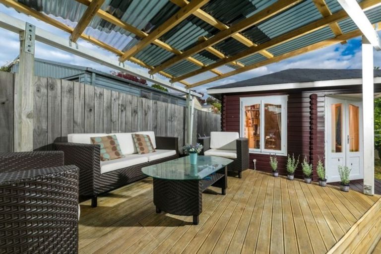 Photo of property in 6 Lauris Place, Birkdale, Auckland, 0626