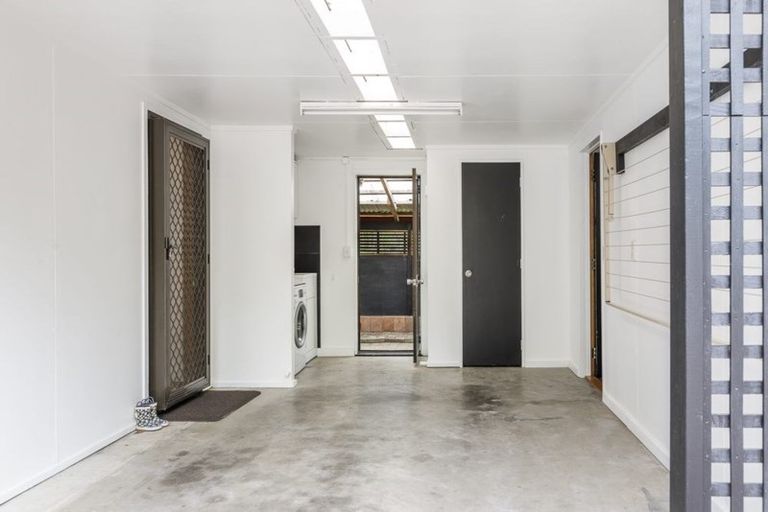 Photo of property in 44 Rewarewa Road, Te Atatu Peninsula, Auckland, 0610