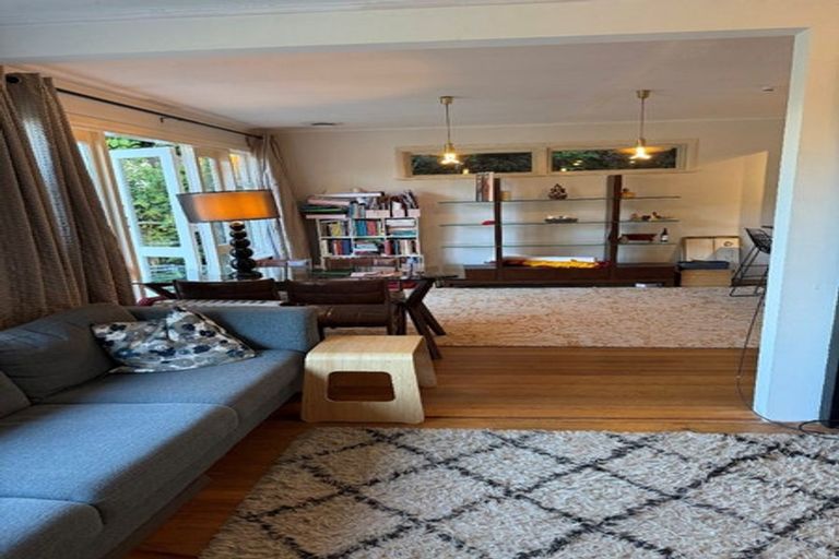 Photo of property in 5 Richmond Road, Mahina Bay, Lower Hutt, 5013