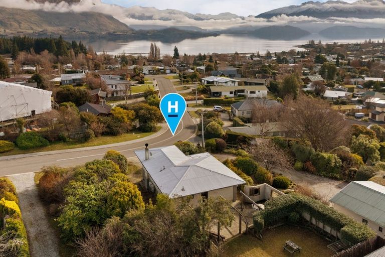 Photo of property in 61 Manuka Crescent, Wanaka, 9305