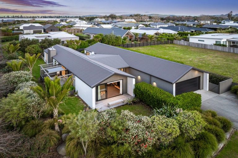Photo of property in 6 Sandpiper Avenue, Point Wells, 0986