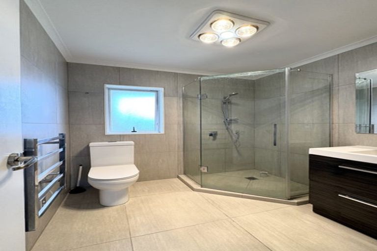 Photo of property in 16 Rosses Place, Pinehill, Auckland, 0632