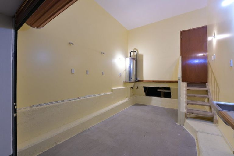 Photo of property in 32 Te Atatu Road, Te Atatu South, Auckland, 0610