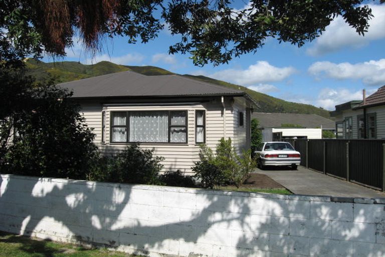 Photo of property in 2 Birdwood Road, Waterloo, Lower Hutt, 5011