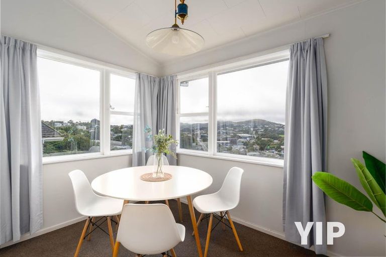 Photo of property in 9 Alwyn Place, Newlands, Wellington, 6037