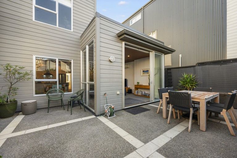 Photo of property in 1/3 Severn Street, Island Bay, Wellington, 6023