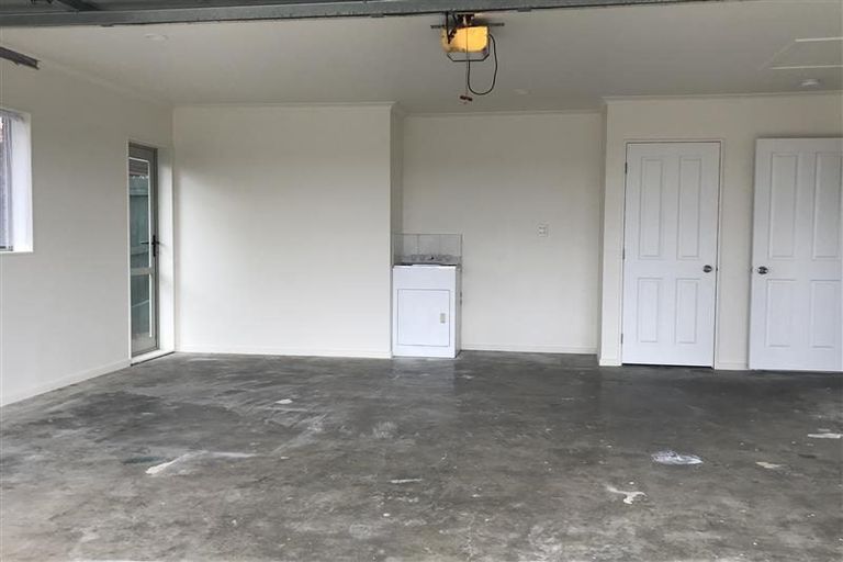 Photo of property in 24 Pitt Avenue, Clendon Park, Auckland, 2103