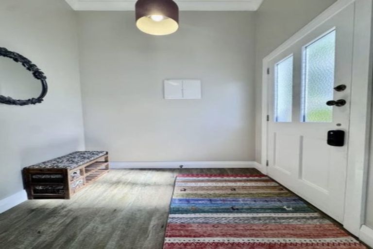 Photo of property in 40 Garden Road, Northland, Wellington, 6012