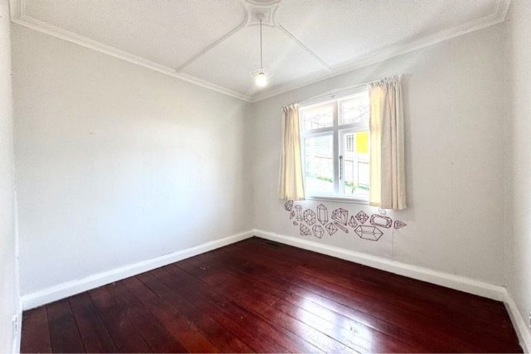 Photo of property in 12 Burrows Avenue, Karori, Wellington, 6012