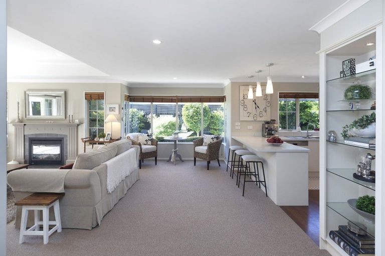 Photo of property in 10 Willowview Drive, Redwood, Christchurch, 8051