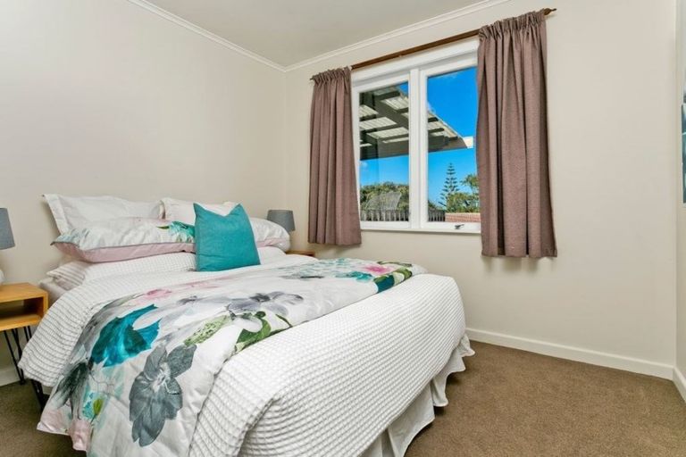 Photo of property in 962 East Coast Road, Northcross, Auckland, 0632