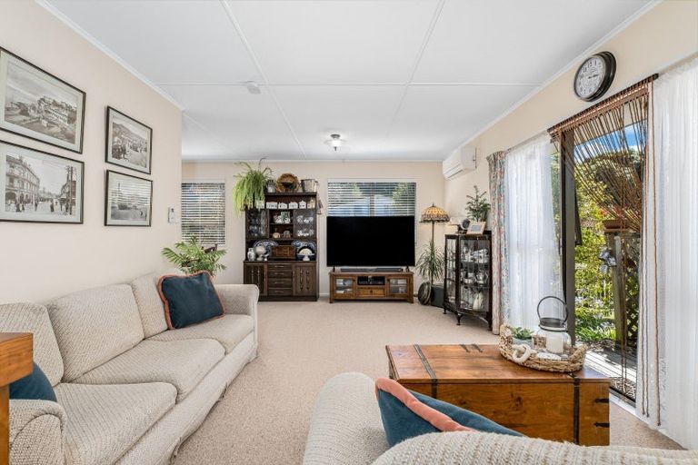 Photo of property in 90 Omapere Street, Whitby, Porirua, 5024