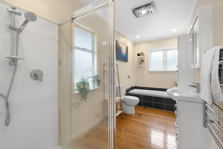 Photo of property in 24 Kingdale Road, Henderson, Auckland, 0610