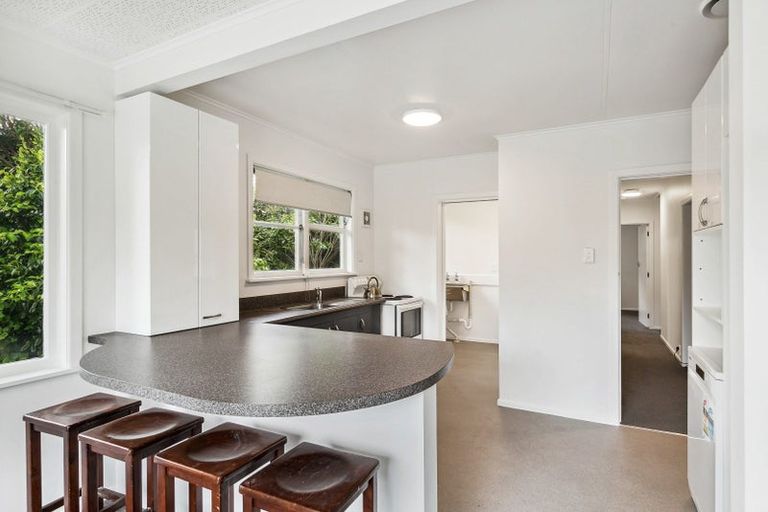 Photo of property in 8 Westleigh Way, Newlands, Wellington, 6037