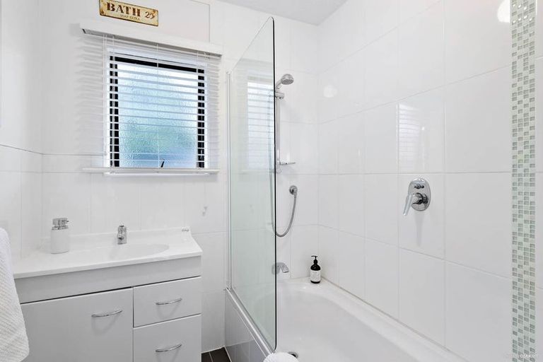 Photo of property in 15a Ngahere Views, Orewa, 0931