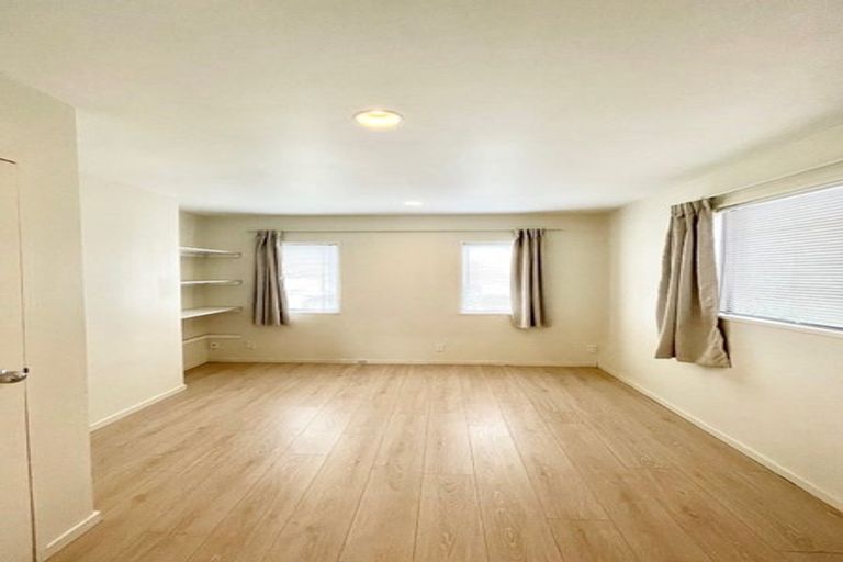 Photo of property in 1/881 East Coast Road, Northcross, Auckland, 0632