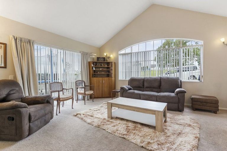 Photo of property in 24 Corta Bella Place, Golflands, Auckland, 2013