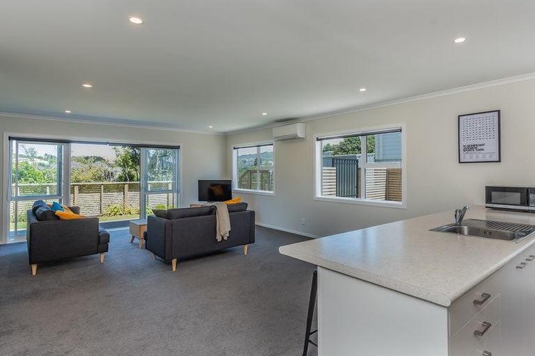 Photo of property in 20u2 Glanmire Road, Newlands, Wellington, 6037