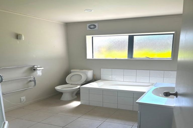 Photo of property in 32 Waverley Avenue, Glenfield, Auckland, 0629