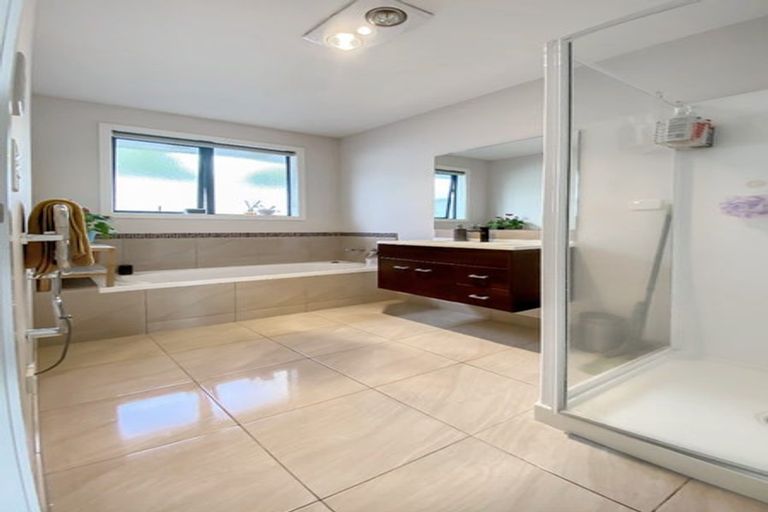 Photo of property in 89 Lake Panorama Drive, Henderson Valley, Auckland, 0612