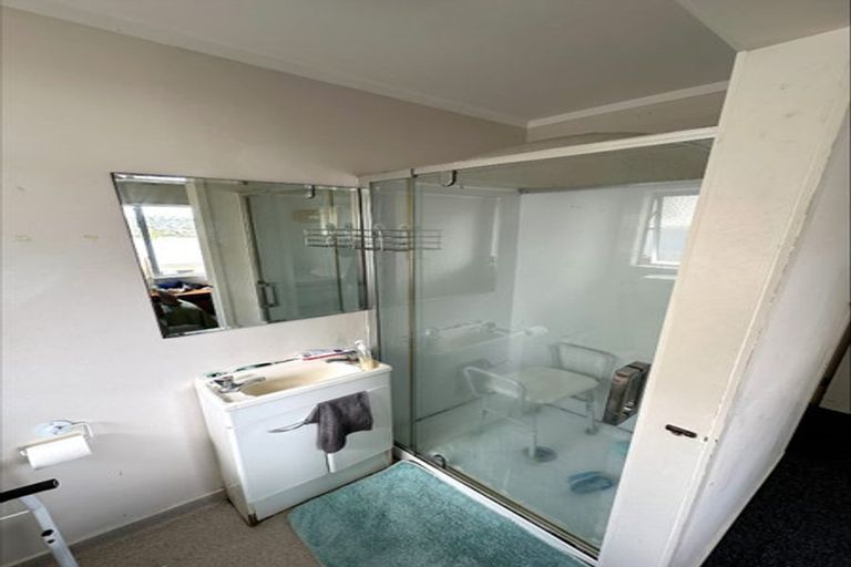 Photo of property in 34 Cedar Heights Avenue, Massey, Auckland, 0614