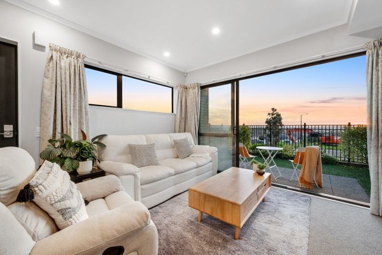 Photo of property in 13 Maureen Close, East Tamaki Heights, Auckland, 2016