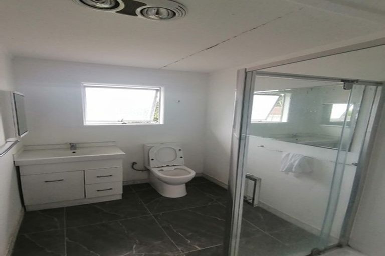 Photo of property in 4 Backhurst Grove, Massey, Auckland, 0614