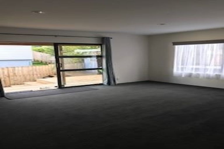 Photo of property in 33 Helleur Road, Massey, Auckland, 0614