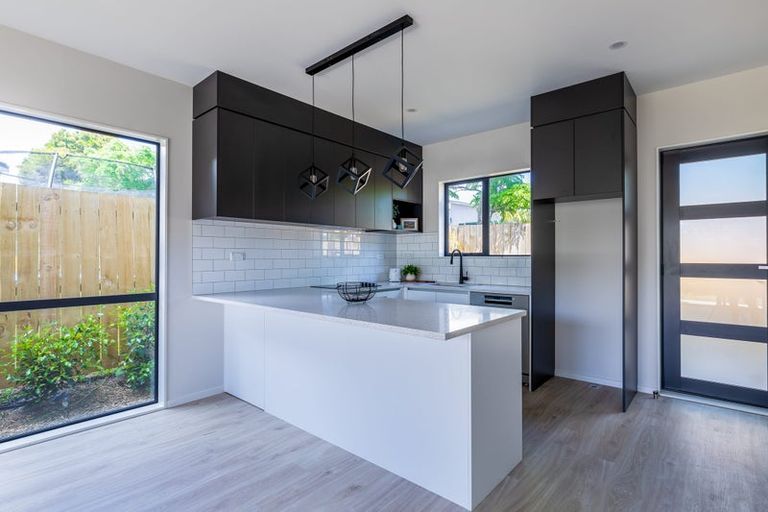 Photo of property in 7/11 Karamu Street, Te Atatu Peninsula, Auckland, 0610