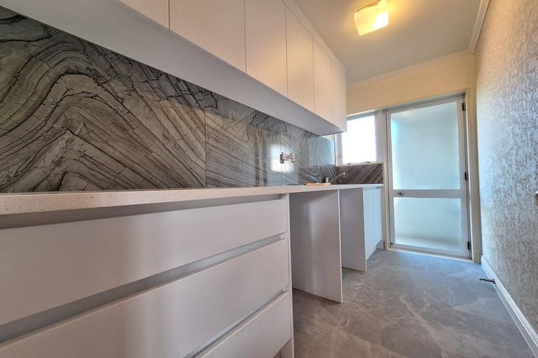 Photo of property in 21 Oakpark Place, West Harbour, Auckland, 0618