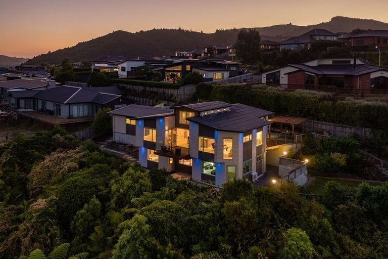 Photo of property in 25a Riverstone Drive, Riverstone Terraces, Upper Hutt, 5018