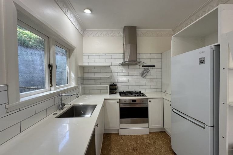 Photo of property in 54 Moana Road, Kelburn, Wellington, 6012